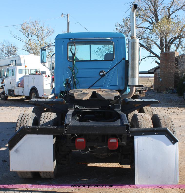 image for item L4475 2004 Mack CX613 semi truck