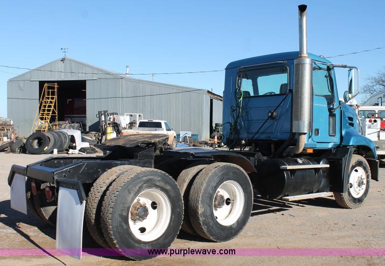 image for item L4475 2004 Mack CX613 semi truck
