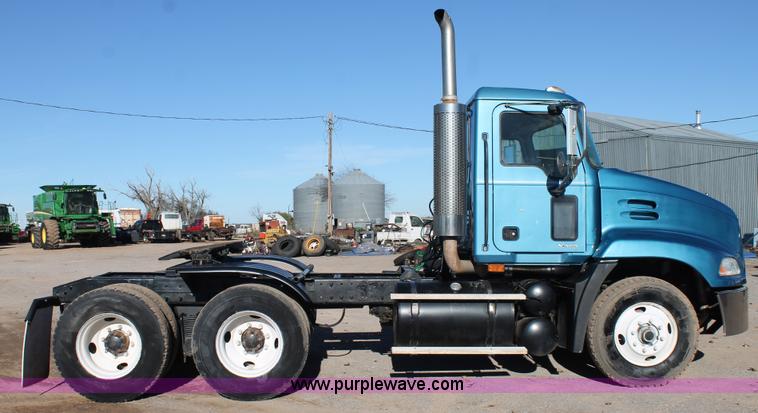 image for item L4475 2004 Mack CX613 semi truck