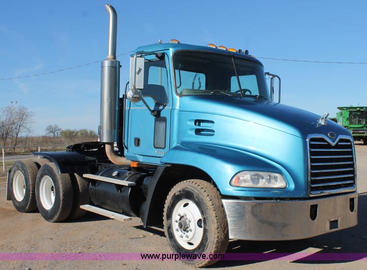 image for item L4475 2004 Mack CX613 semi truck