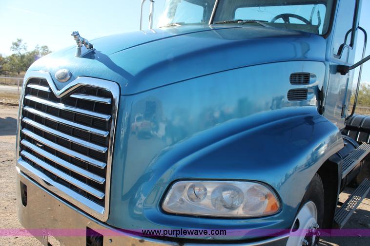 image for item L4475 2004 Mack CX613 semi truck