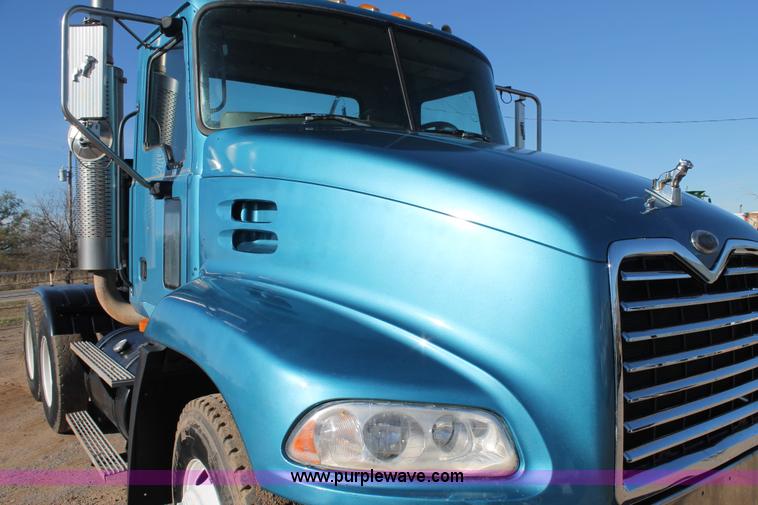 image for item L4475 2004 Mack CX613 semi truck
