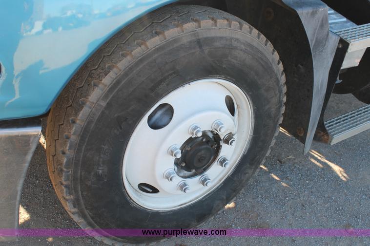 image for item L4475 2004 Mack CX613 semi truck