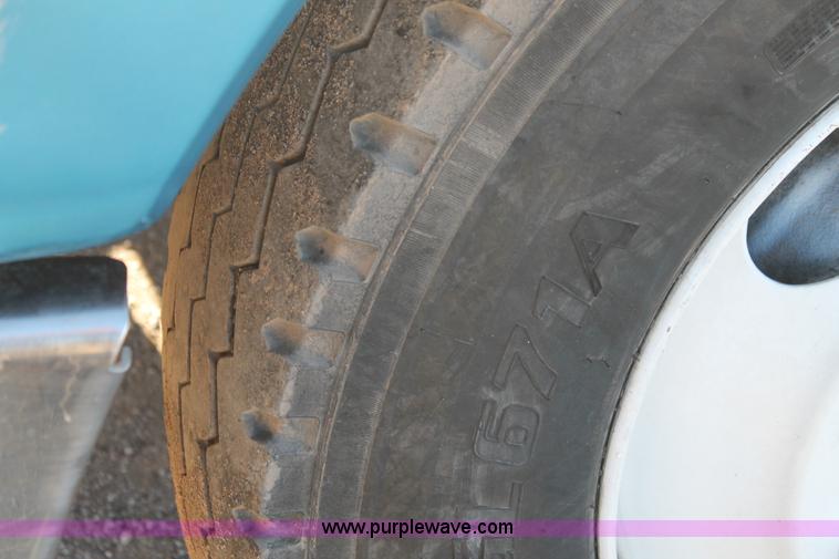 image for item L4475 2004 Mack CX613 semi truck