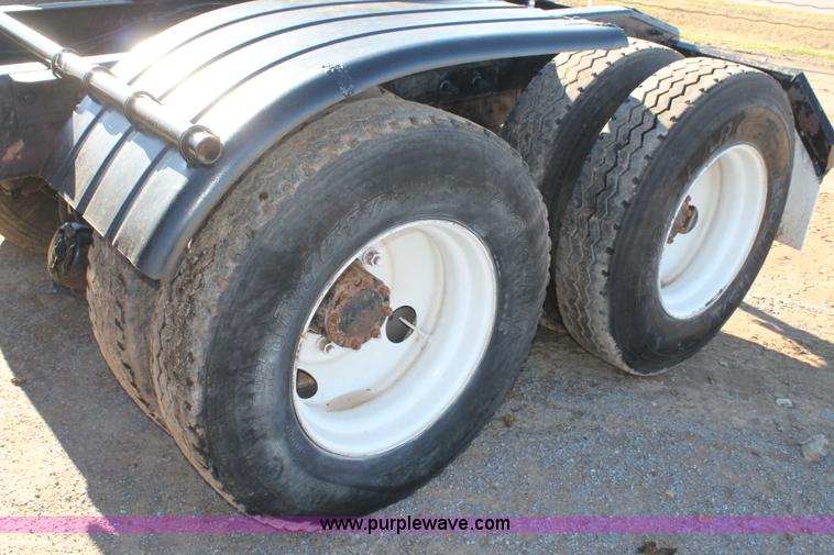 image for item L4475 2004 Mack CX613 semi truck