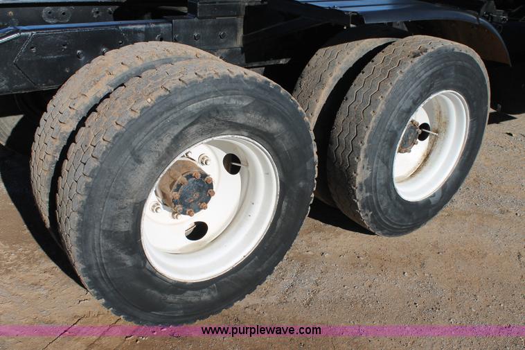 image for item L4475 2004 Mack CX613 semi truck