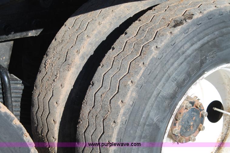 image for item L4475 2004 Mack CX613 semi truck