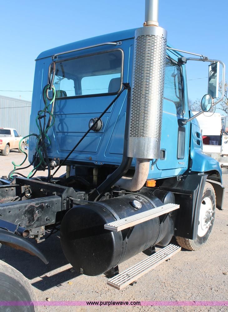 image for item L4475 2004 Mack CX613 semi truck