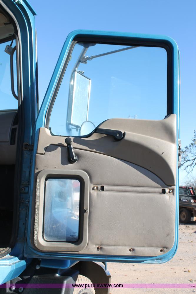 image for item L4475 2004 Mack CX613 semi truck