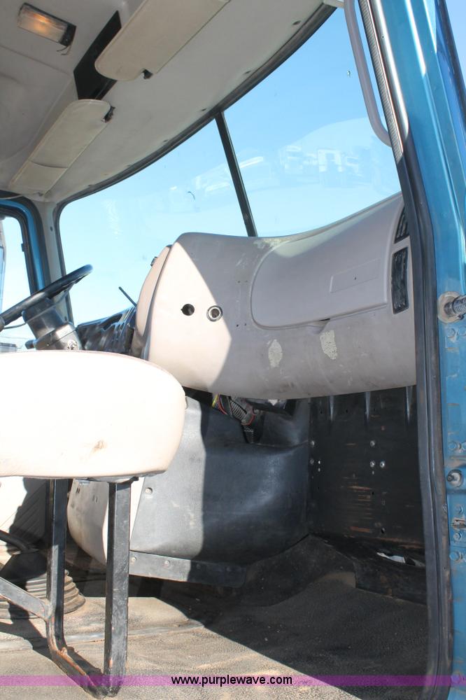 image for item L4475 2004 Mack CX613 semi truck