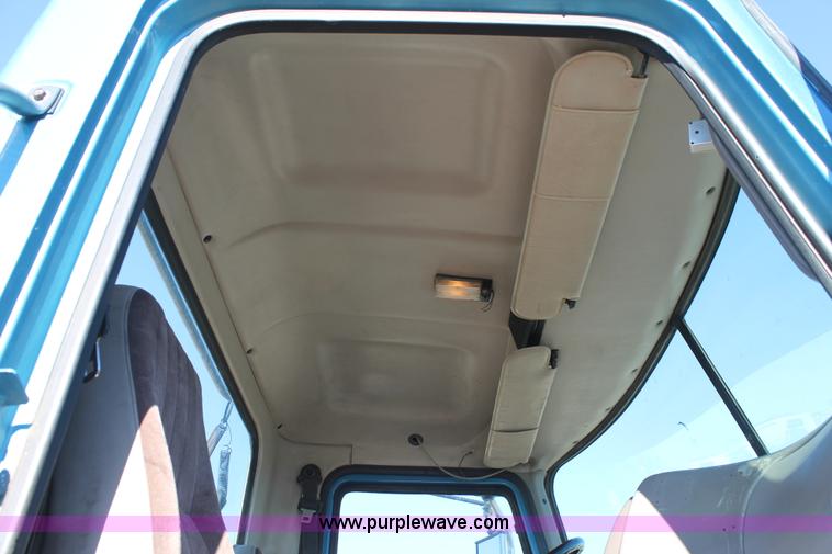 image for item L4475 2004 Mack CX613 semi truck