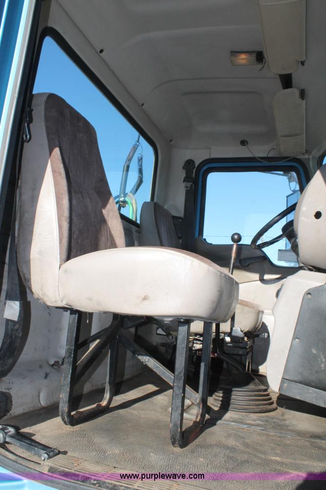 image for item L4475 2004 Mack CX613 semi truck