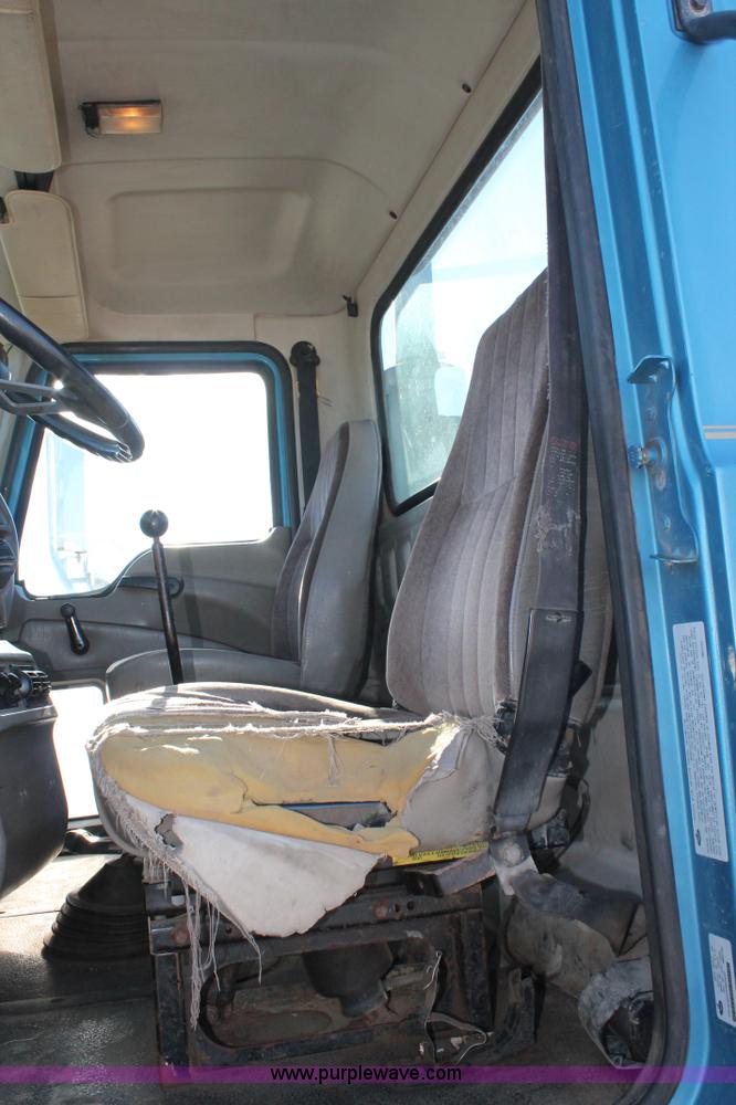 image for item L4475 2004 Mack CX613 semi truck