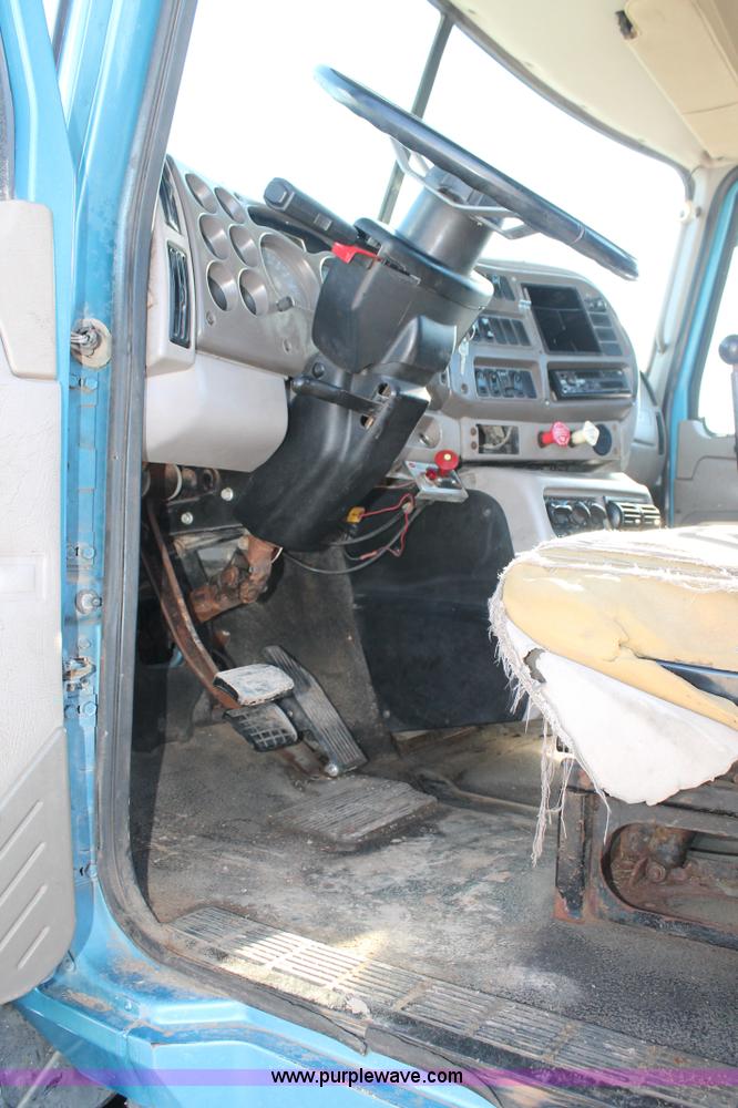 image for item L4475 2004 Mack CX613 semi truck