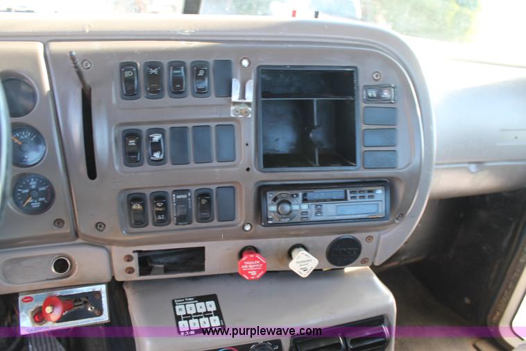 image for item L4475 2004 Mack CX613 semi truck