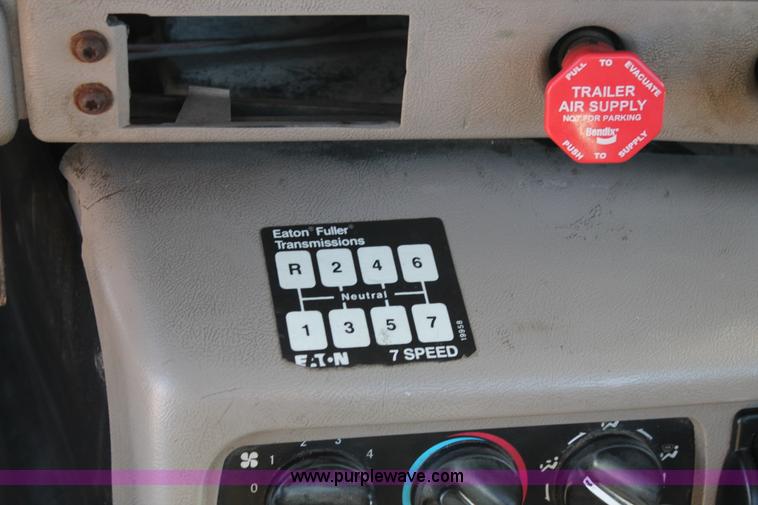 image for item L4475 2004 Mack CX613 semi truck