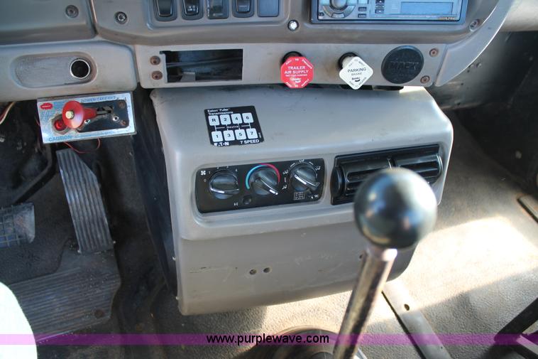 image for item L4475 2004 Mack CX613 semi truck