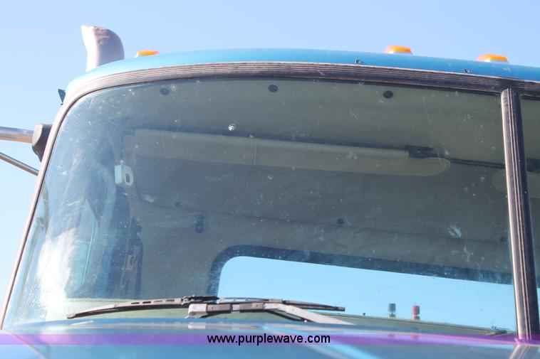 image for item L4475 2004 Mack CX613 semi truck