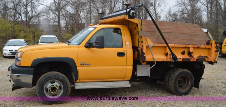 image for item L4545 2003 Chevrolet Silverado 3500 dump bed truck