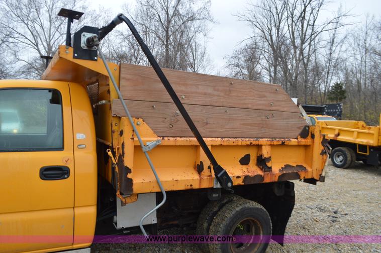 image for item L4545 2003 Chevrolet Silverado 3500 dump bed truck