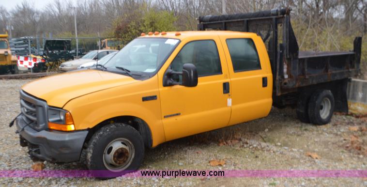 image for item L4546 2001 Ford F350 Super Duty Crew Cab flatbed pickup truck