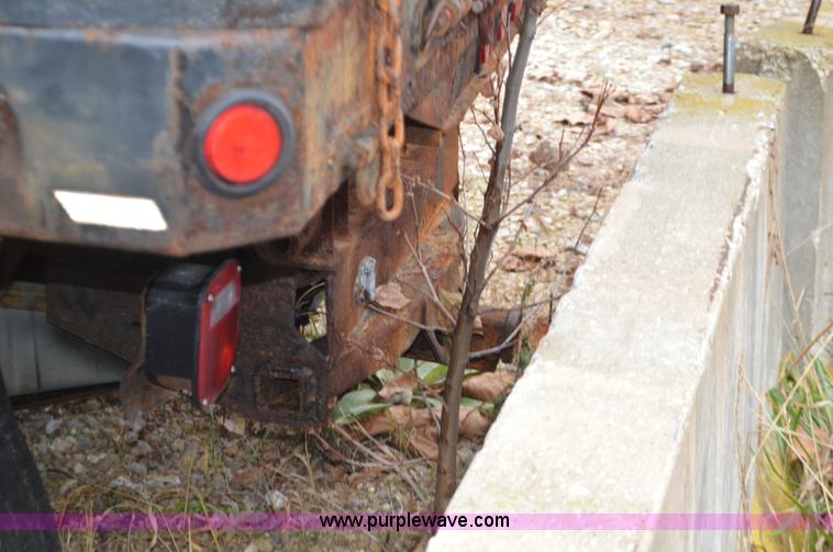 image for item L4546 2001 Ford F350 Super Duty Crew Cab flatbed pickup truck