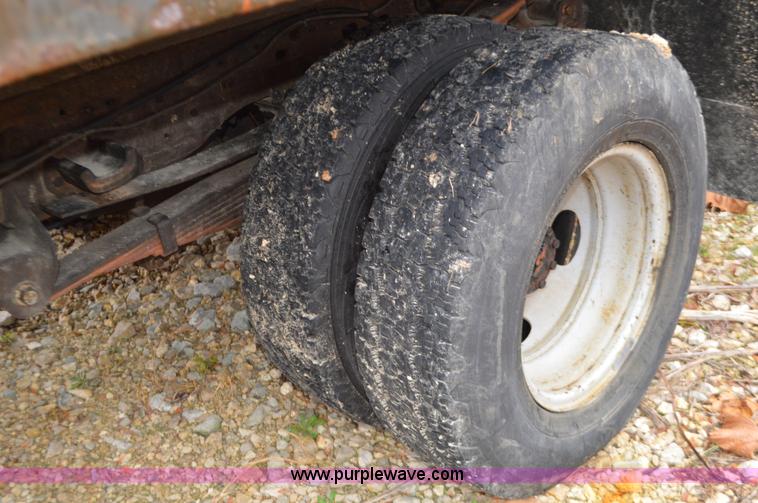 image for item L4546 2001 Ford F350 Super Duty Crew Cab flatbed pickup truck