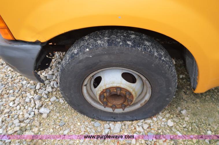 image for item L4546 2001 Ford F350 Super Duty Crew Cab flatbed pickup truck