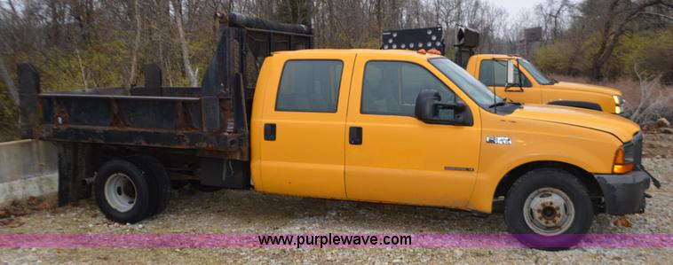 image for item L4546 2001 Ford F350 Super Duty Crew Cab flatbed pickup truck