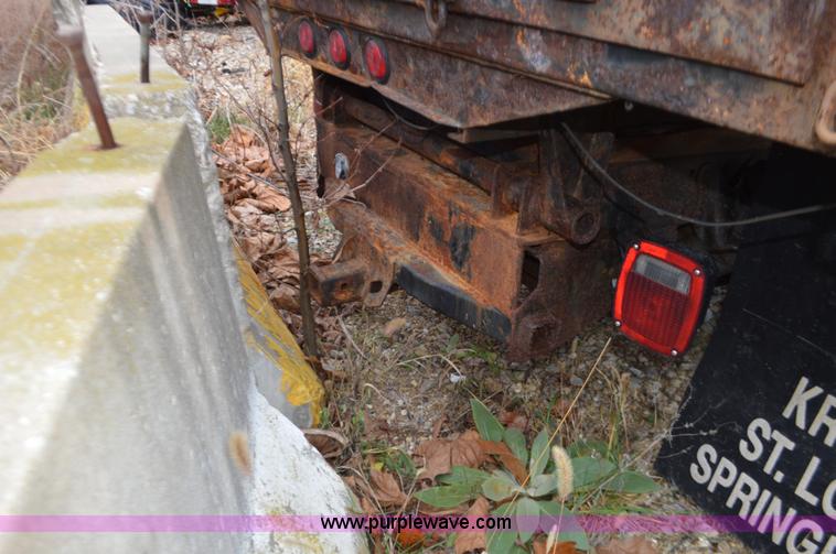 image for item L4546 2001 Ford F350 Super Duty Crew Cab flatbed pickup truck