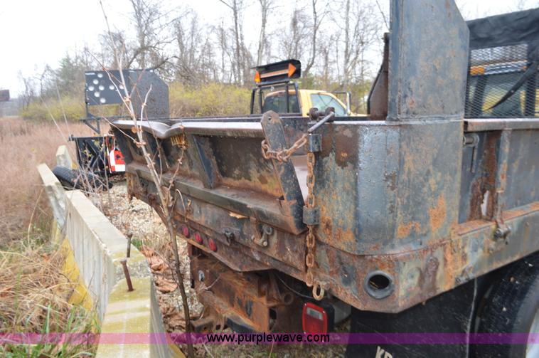 image for item L4546 2001 Ford F350 Super Duty Crew Cab flatbed pickup truck