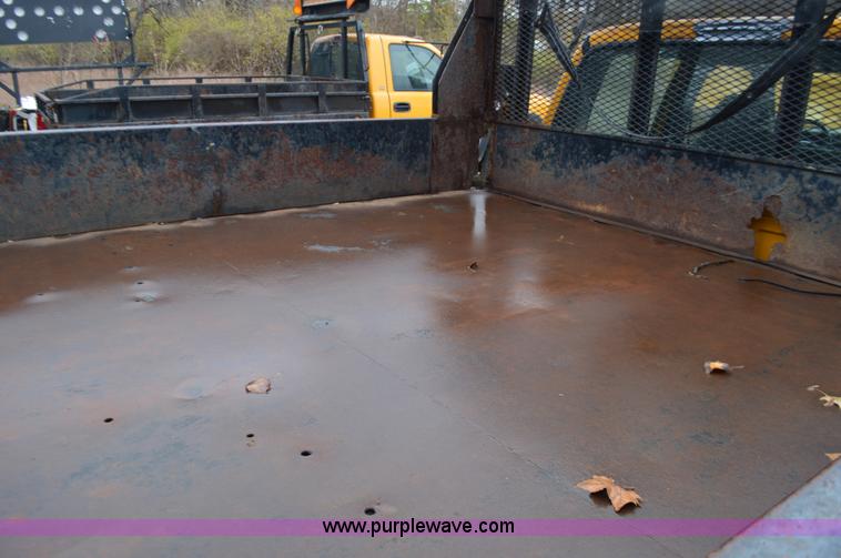 image for item L4546 2001 Ford F350 Super Duty Crew Cab flatbed pickup truck