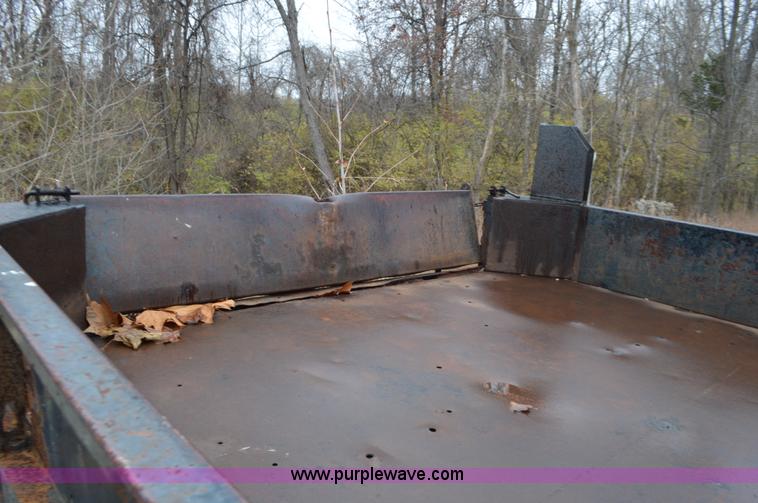 image for item L4546 2001 Ford F350 Super Duty Crew Cab flatbed pickup truck