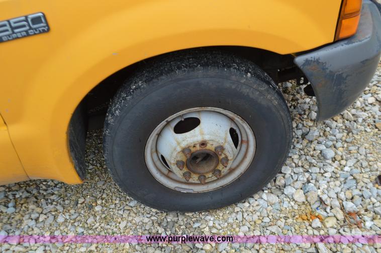 image for item L4546 2001 Ford F350 Super Duty Crew Cab flatbed pickup truck