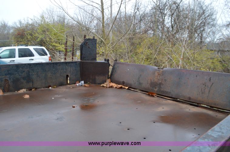 image for item L4546 2001 Ford F350 Super Duty Crew Cab flatbed pickup truck