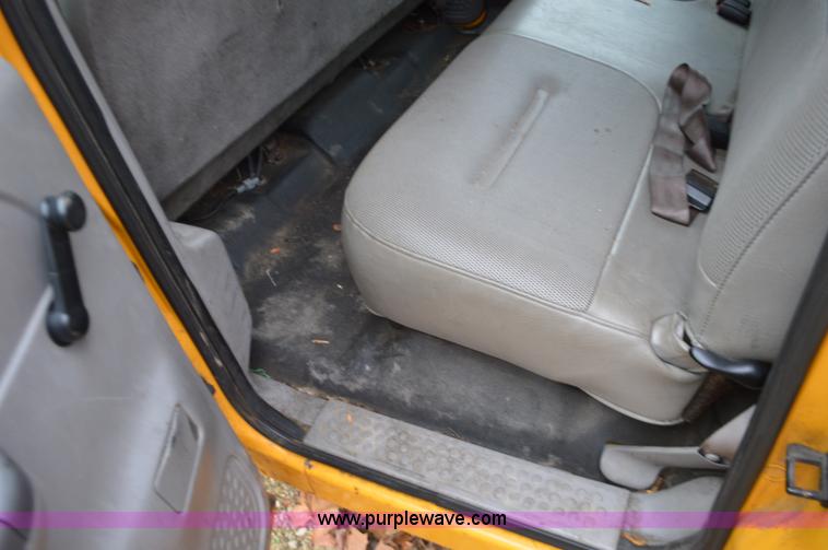 image for item L4546 2001 Ford F350 Super Duty Crew Cab flatbed pickup truck