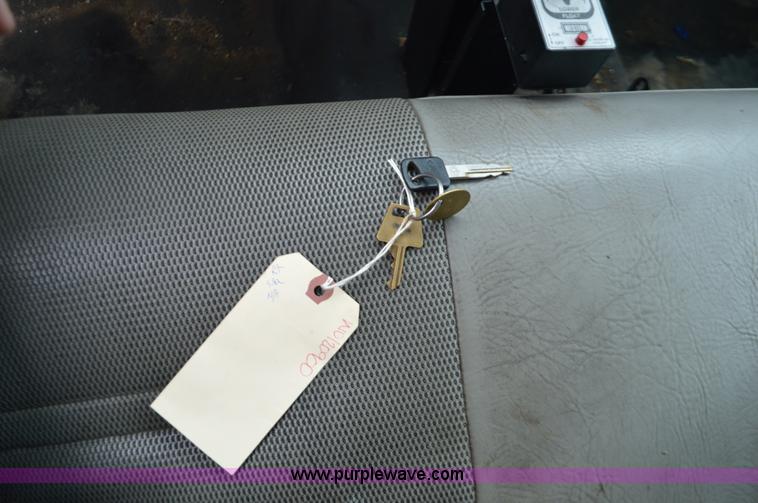 image for item L4546 2001 Ford F350 Super Duty Crew Cab flatbed pickup truck