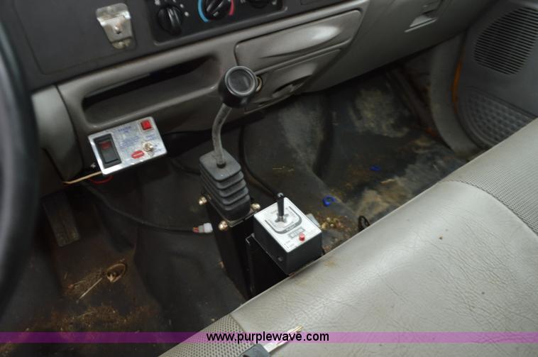 image for item L4546 2001 Ford F350 Super Duty Crew Cab flatbed pickup truck