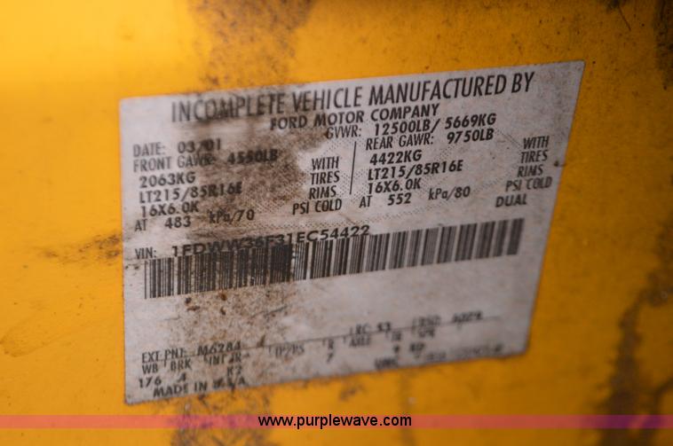 image for item L4546 2001 Ford F350 Super Duty Crew Cab flatbed pickup truck