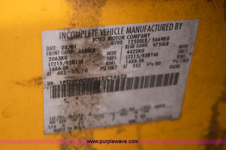 image for item L4546 2001 Ford F350 Super Duty Crew Cab flatbed pickup truck