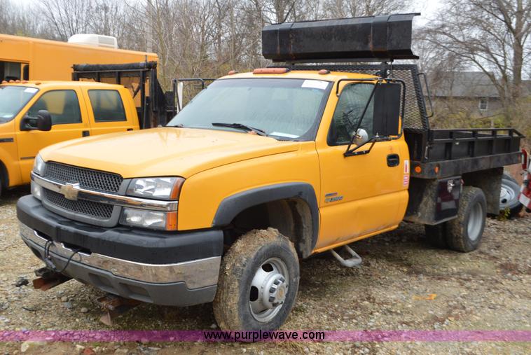 image for item L4547 2004 Chevrolet Silverado 3500 flatbed pickup truck