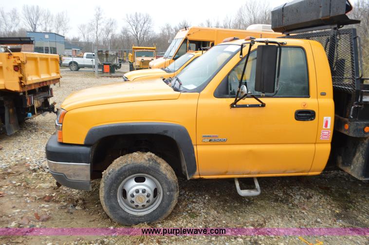image for item L4547 2004 Chevrolet Silverado 3500 flatbed pickup truck
