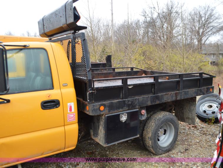 image for item L4547 2004 Chevrolet Silverado 3500 flatbed pickup truck