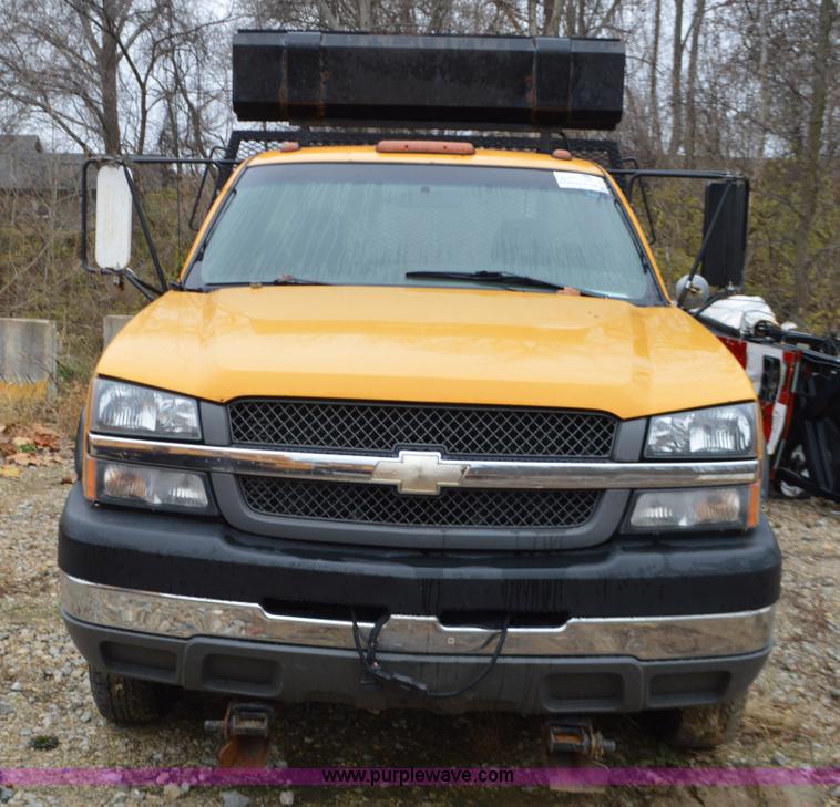 image for item L4547 2004 Chevrolet Silverado 3500 flatbed pickup truck
