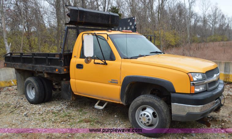 image for item L4547 2004 Chevrolet Silverado 3500 flatbed pickup truck