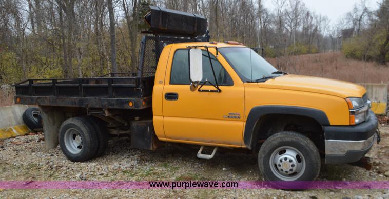 image for item L4547 2004 Chevrolet Silverado 3500 flatbed pickup truck