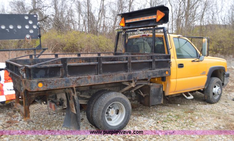 image for item L4547 2004 Chevrolet Silverado 3500 flatbed pickup truck