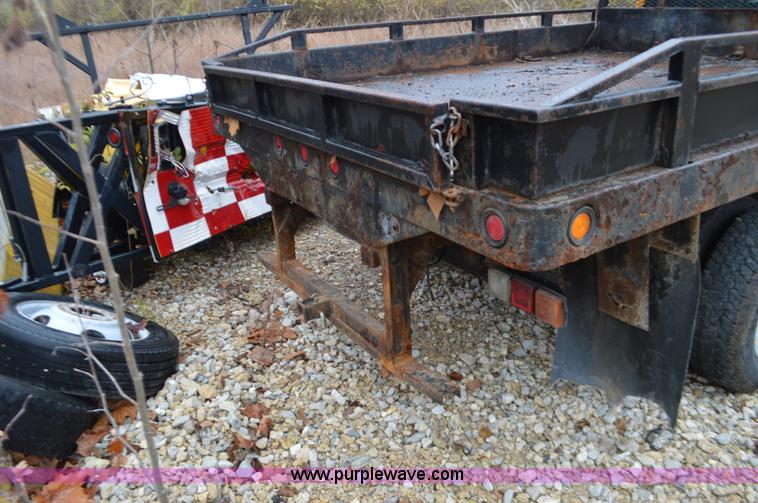 image for item L4547 2004 Chevrolet Silverado 3500 flatbed pickup truck