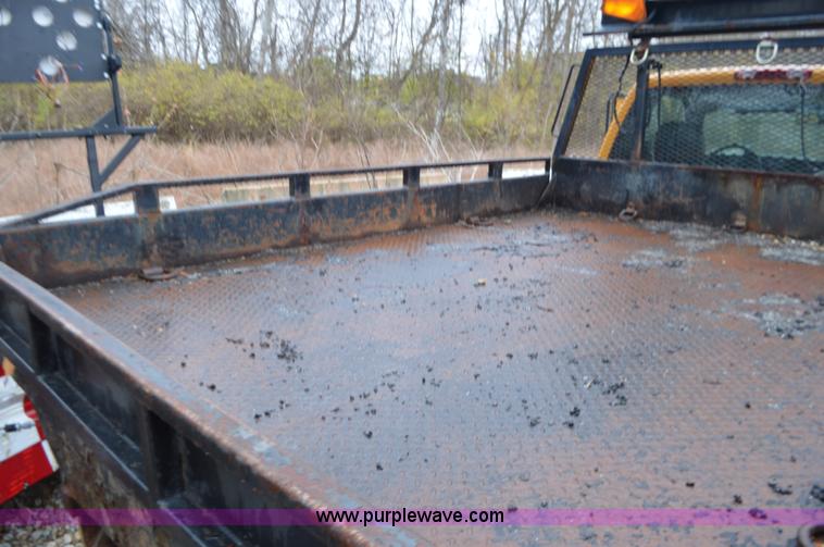 image for item L4547 2004 Chevrolet Silverado 3500 flatbed pickup truck