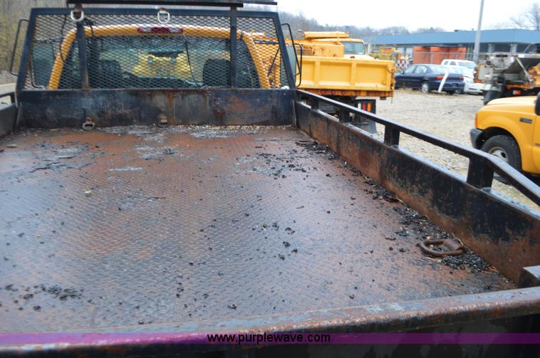 image for item L4547 2004 Chevrolet Silverado 3500 flatbed pickup truck